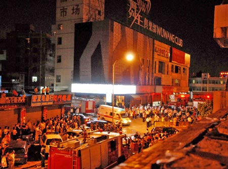 �������ڻ����ֳ�Ŀ����ʮ�׹���ɢ��Ь��