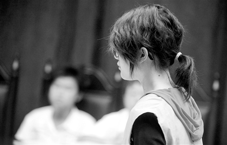 硫酸泼恋人 女大学生当庭落泪悔过