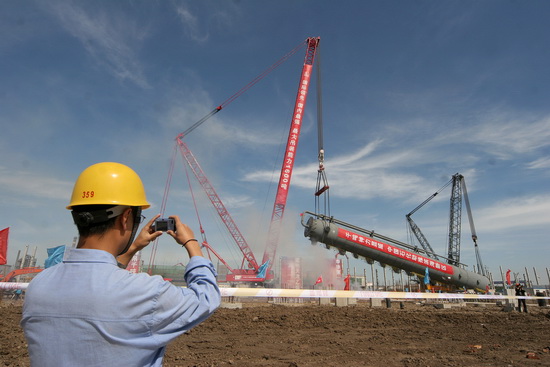 中石化1600吨履带式起重机在天津投入使用(图