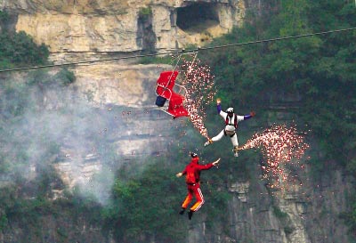 26名运动员在重庆奉节深662米天坑跳伞(组图)