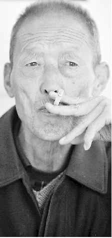 捧一把郑州热土当亲人供奉