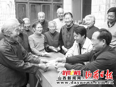 稷山县原家庄村为70岁以上的老人发生活补助