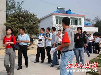 江西行采访团探访鸭鸭集团 走访参观九江农村
