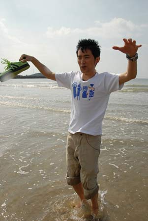 名誉船长任泉涉水登陆汕头南澳岛
