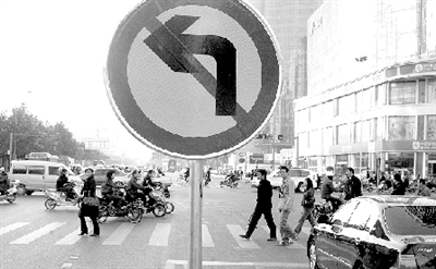 农业路花园路口不让左转,难住公交车