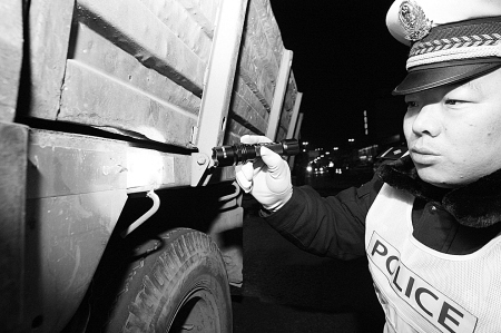 夜查货车反光条