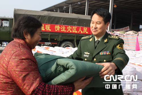 武警水电官兵为地震灾区人民捐赠棉被送温暖