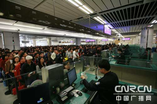 深圳湾口岸迎来内地旅客赴港购物高峰