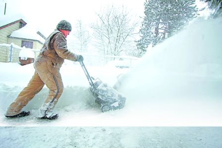 迎战暴雪周末 多伦多华裔市民急购铲雪工具