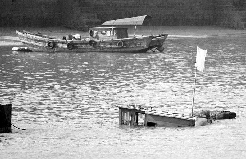 靠岸时撞上码头 货船折戟沉沙