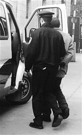 爸爸捂死脑瘫妹妹斗争一夜儿子举报