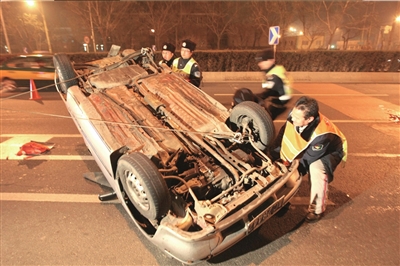 夏利翻车司机殒命