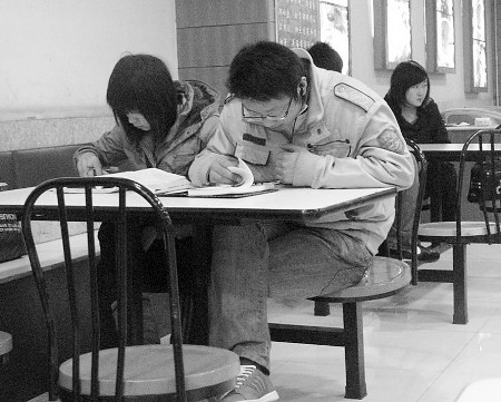 餐厅当自习室大学生忙备考_新闻中心_新浪网