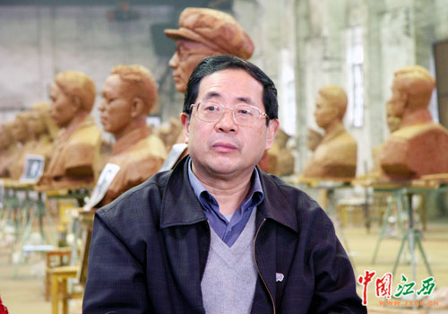 刘上洋察看南昌起义井冈山斗争领导雕塑创作