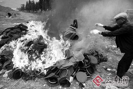 200多套旧保安服丢荒地