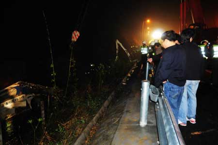 福建客车在南平境内翻入山谷17人死亡8人受伤