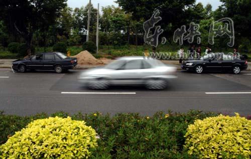 南二环雨天路滑 六车下了高速撞成一串