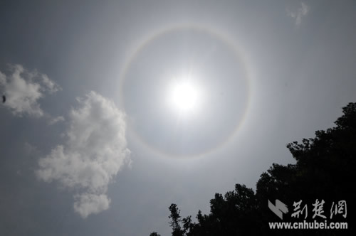 五彩光环包住太阳 龙虎山景区游客争相仰看日晕