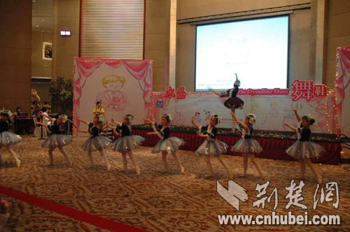47个家庭相聚武汉梦幻水晶舞会 建立孩子的社