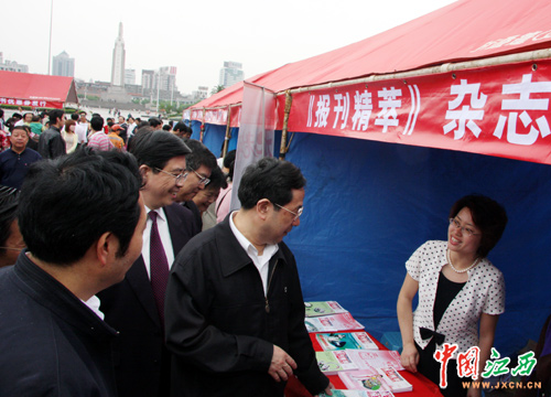 刘上洋,蒋如铭,孙刚等与群众一起参观优秀图书展台.