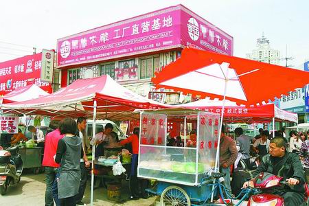 建材市场炊烟飘火气冒 卖饭小贩每月都要向市