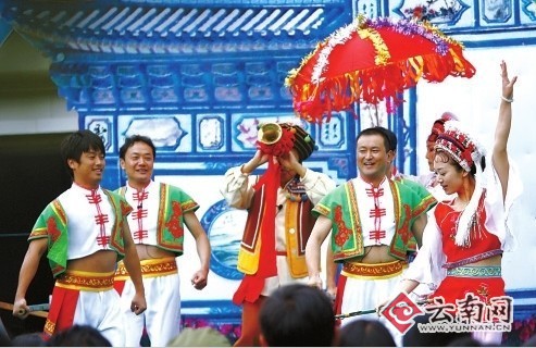 五华区政府广场小白剧吸引昆明老少三代