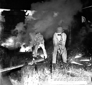 炼钢炉前……1963年,热情似火的年轻重钢工人在1号高炉前出钢.