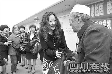 2000“爱心药包”送进板房赠母亲