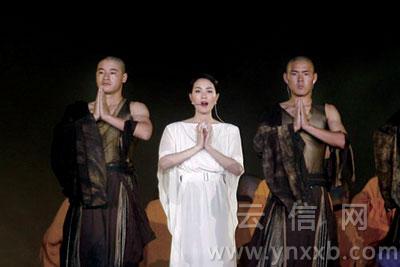 素雅白裙 圣女王菲唱心经(图)