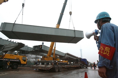 9日19时许,石市槐安路建华大街钢箱梁桥正在吊装