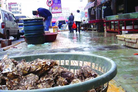 市场门外卖海鲜污水横流