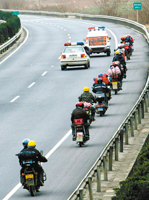 自驾车旅游警车来引路西安给重庆上了一课?