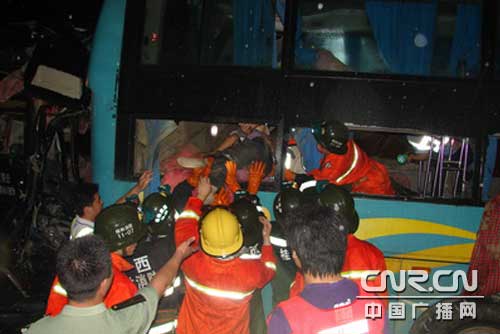 广西桂梧高速4车追尾 42人受伤