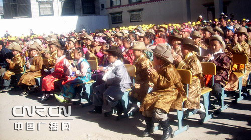 西藏各族小学生高唱红色歌曲庆祝六一(组图)