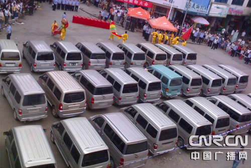 广西破获系列盗车案31辆被盗车辆返还失主(图