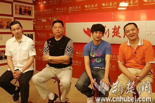 荒诞剧《玩笑开大了》主创作客荆楚网 人文关