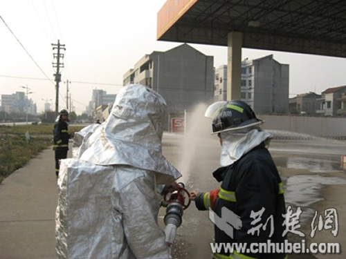 湖北江陵消防大队举行加油站灭火演练