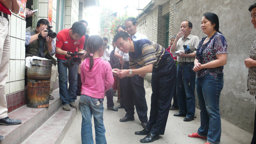 湖北福彩中心爱心使团走进汉源捐助灾区孩子