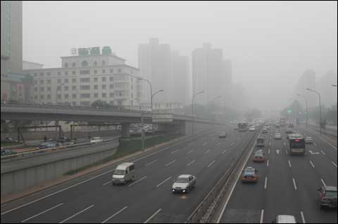 北京湿气重酿大雾 晚8点左右大雨总攻