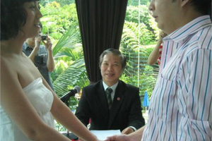 新加坡华人移民异国结婚:老家新家喜事简繁各