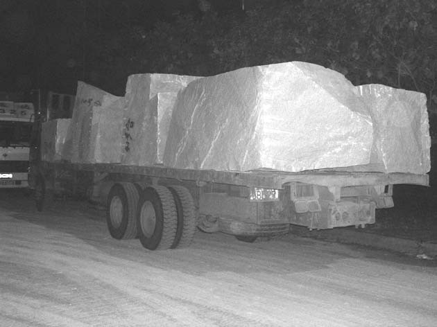 同集路潘涂路段:载石货车竟超限50吨