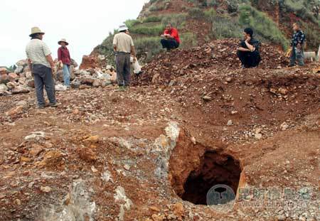 建房打地基挖出一条河 几万块地皮钱将打水漂?