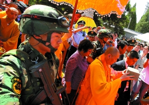 武装护送佛祖舍利回家小住