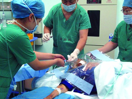 101岁骨折老太成功手术 医生称,高龄老人不能