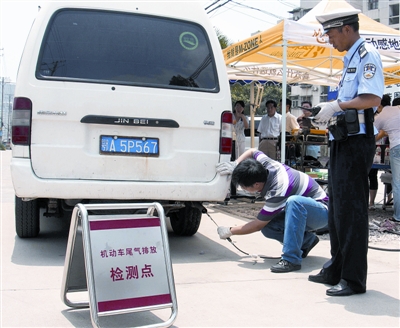 昨日,市13个城区均设路检点,对道路上行驶的机动车尾气进行现场检测