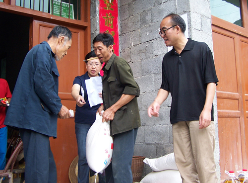 来凤卫生系统深入开展四进四送四访活动