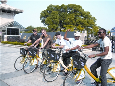 外国游客骑免费自行车逛江城