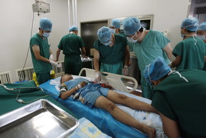 13岁男孩爬墙 意外摔断左臂