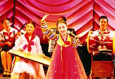 朝鲜平壤学生少年艺术团在山西演出(图)
