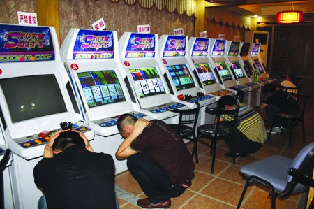 字楼内捣毁特大赌场 警方当场查获76台赌博机